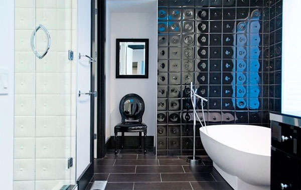 Дизайн черно-белой ванной комнаты в стиле гламур