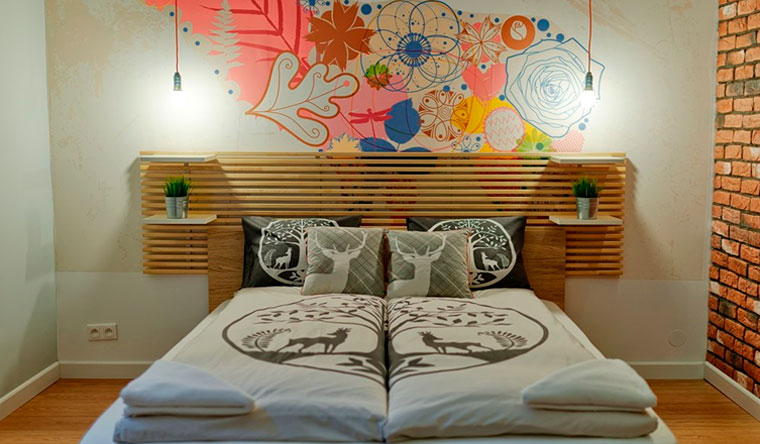 Современный дизайн спальни – обои с модным узором