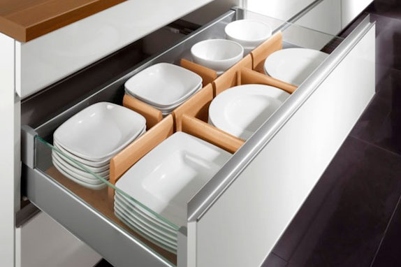 Выдвижные шкафы для посуды могут иметь удобные разделители