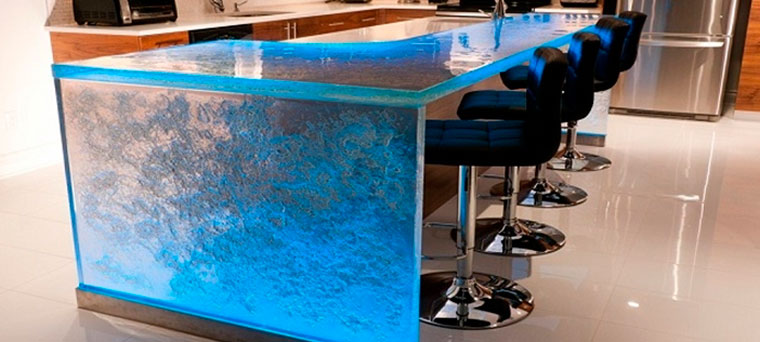 Такое же стекло используется, чтобы сделать стол обеденный для кухни со стеклянной столешницей