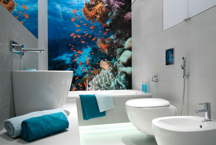 Белый пол в создании дизайна ванной комнаты в морском стиле
