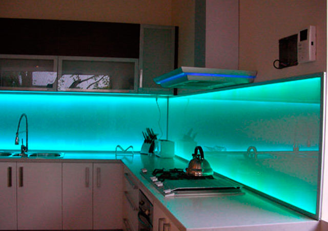 Угловая кухня со стеклянным фартуком и подсветкой