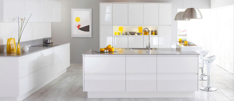 Дизайн белой кухни в стиле хай тек с незначительными желтыми акцентами