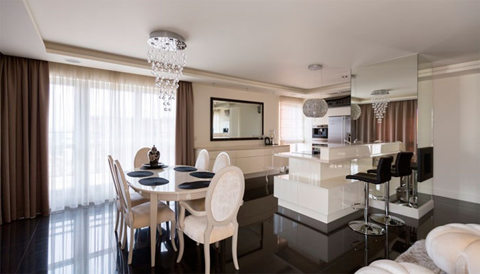 Современный дизайн гостиной с кухней в классическом стиле