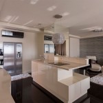 Современный дизайн гостиной с кухней в классическом стиле