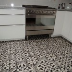 Напольная плитка пэчворк на полу в кухне