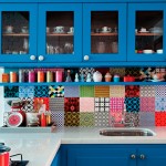 Модный микс узоров в дизайне кухонных фартуков из плитки