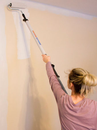 Для окраски труднодоступных мест в углах и на потолке полезна будет телескопическая палка