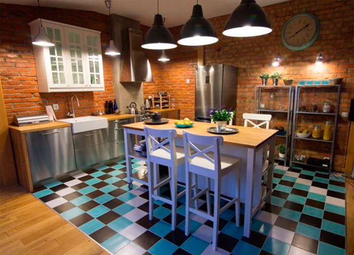 Фото. Маленькая кухня в стиле лофт с метталическими фасадами мебели, деревянными столешницами, стеллажами и кирпичной стеной