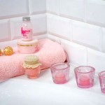 Аксессуары для ванной комнаты в модных цветах