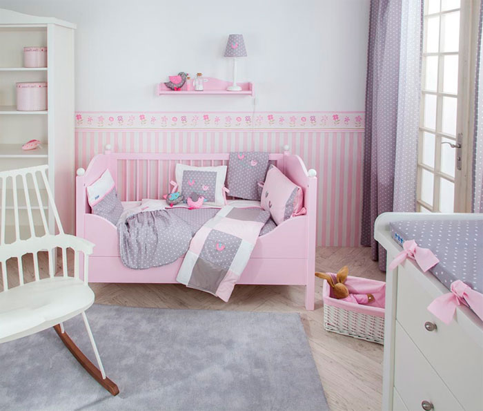 Фото. Нежный интерьер в серо розовых тонах для детской комнаты