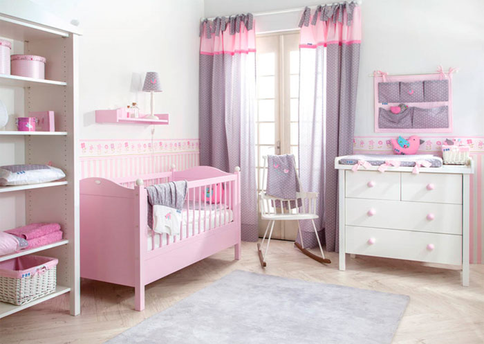 Фото. Нежный интерьер в серо розовых тонах для детской комнаты