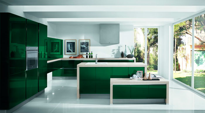 Интерьер кухни бело-зеленого цвета