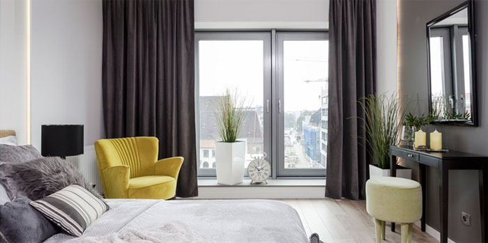Как красиво оформить окно в спальне и подобрать цвет штор