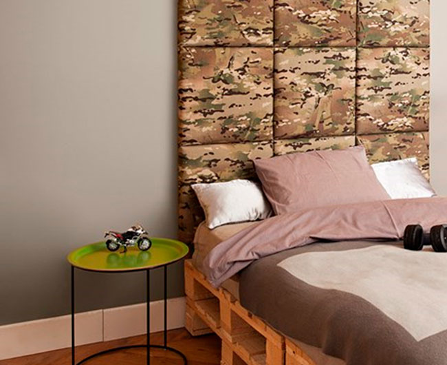 кровать из деревянных поддонов