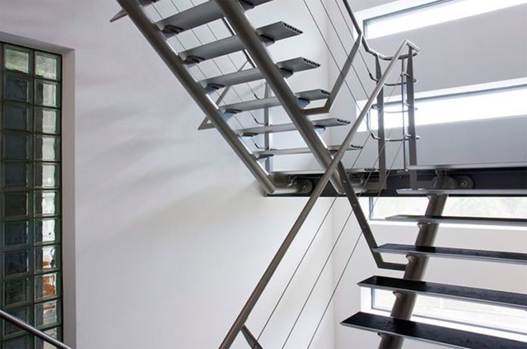 Преимущества и недостатки металлической лестницы