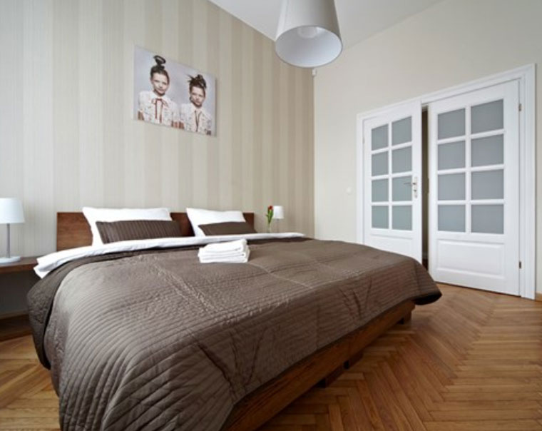Интерьер спальни с двумя видами обоев в классическом стиле