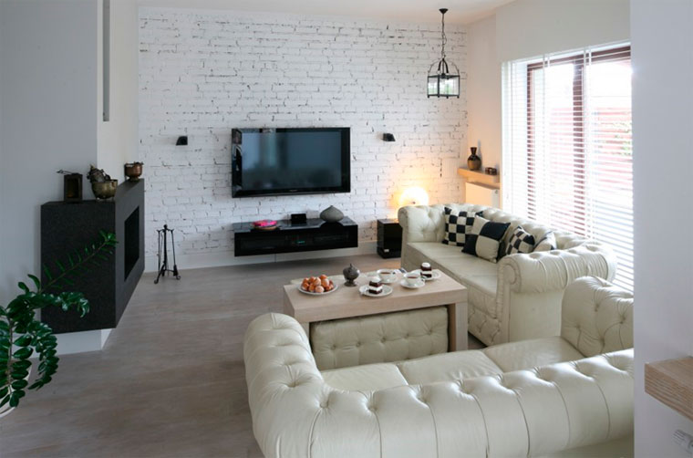 Дизайн гостиной в доме с камином – фото