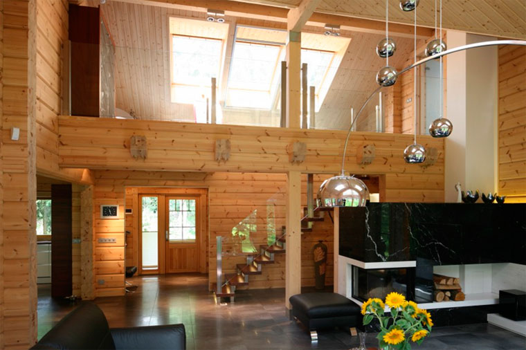 Дизайн гостиной с камином в деревянном доме – фото