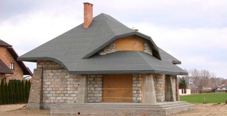 Чем перекрыть крышу частного дома дешево?