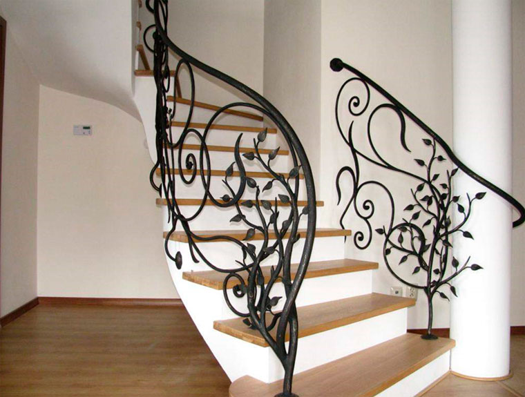 Перила для лестницы в частном доме