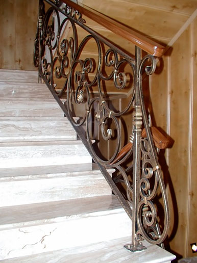 Металлические перила для лестницы в доме