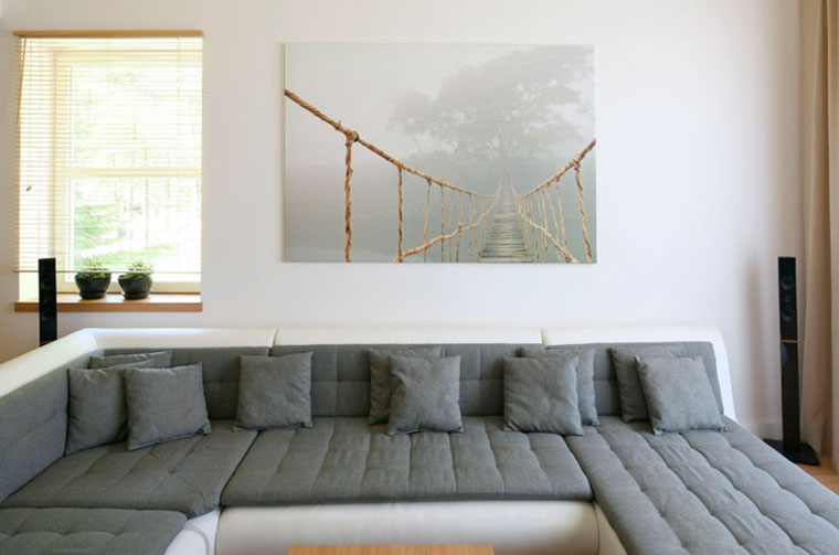 Серый диван в современной гостиной