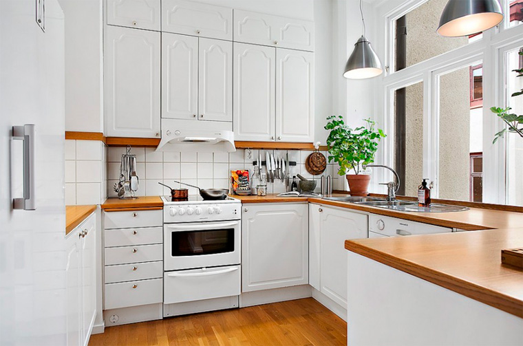 Белая кухня гостиная, дизайн интерьера, скандинавский стиль, фото