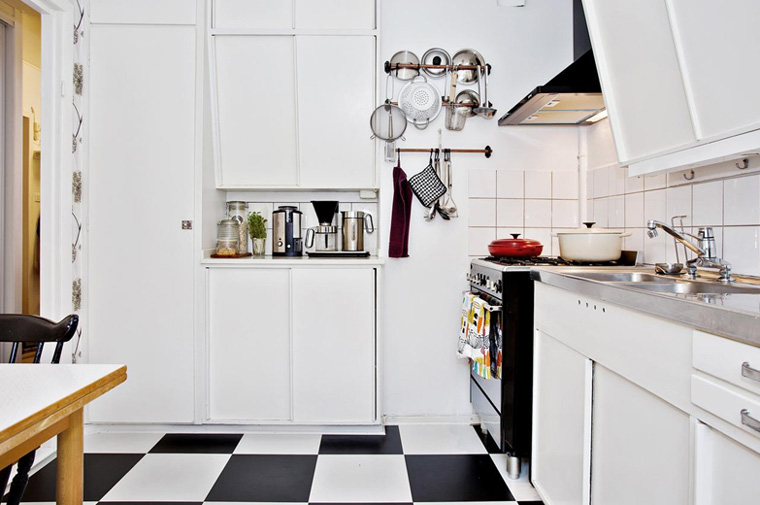 Черно-белая плитка на полу в кухне, оформленной в скандинавском стиле, фото